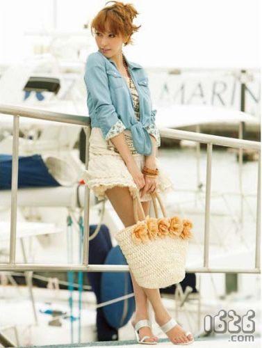 日本美女藤井莉娜度假甜美装扮